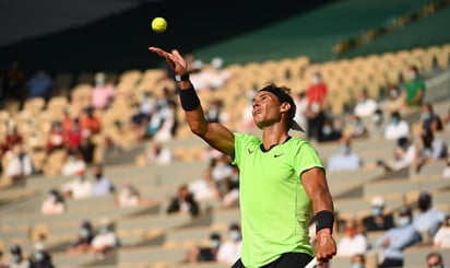 Rafael Nadal se impuso, en un partido sólido, a la joven promesa italiana Jannik Sinner, 19 del mundo a sus 19 años, por 7-5, 6-3 y 6-0, en 2 horas y 17 minutos, para clasificarse para cuartos de final de Roland Garros, donde le aguarda el argentino Diego Schwartzman. (EFE)
