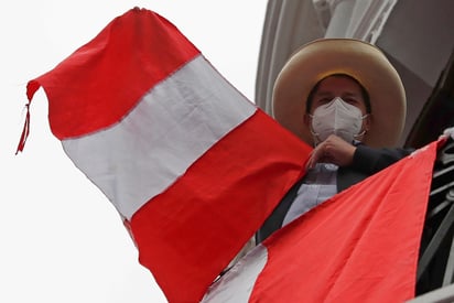 Lenta pero casi inexorablemente el candidato Pedro Castillo se aproxima al triunfo en las elecciones presidenciales peruanas mientras avanza el recuento de los sufragios, que este lunes recogen cómo el maestro sindicalista cobra sistemáticamente mayor distancia ante Keiko Fujimori. (EFE)