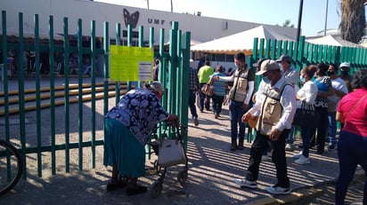 Tienen horas formados en una larga fila esperando que inicie la vacunación. Al llegar a la puerta del nosocomio se les informa que la hoja o comprobante de la aplicación de la primera dosis no es suficiente para aplicarles la segunda sino que ahora se pide otra hoja que cuenta con un código QR.
(EL SIGLO DE TORREÓN)