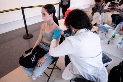 Las autoridades sanitarias estadounidenses urgieron este martes a acelerar el ritmo de vacunación contra la COVID-19, sobre todo entre los adolescentes, ante la expansión en el país de la variante del coronavirus detectada en la India, denominada Delta. (ARCHIVO) 