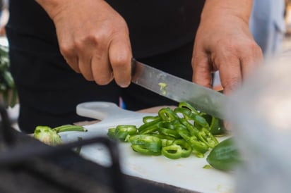 La carrera de moda de estos últimos 10 años, es gastronomía. Constantemente vemos realities de cocina, chefs dictando recetas acompañados de un par de chistes para hacer la clase más amena, revistas contando lo exitosa que es la carrera de tal o cual chef y anuncios de escuelas que venden la falsa promesa de que a cambio de un título universitario (o técnico) se tiene el derecho a entrar a una cocina a dirigir a un equipo y dedicarse exclusivamente a cocinar. (Especial) 