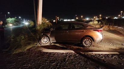 El automóvil siniestrado es un Hyundai Accent color gris modelo 2016, el cual portaba las placas de circulación GDE-129-B. (EL SIGLO DE TORREÓN)