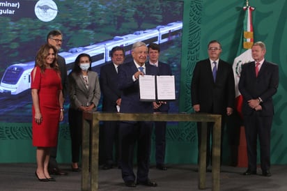 'Estoy seguro de que van a cumplir haciendo trenes de calidad, modernos, se va a cumplir con el presupuesto estimado, no habrá ampliaciones y se cumplirá en el tiempo, es todo un desafío porque necesitamos tener los trenes para el 2023', dijo López Obrador. (EL UNIVERSAL)