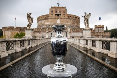 Roma se vistió de gala para albergar el partido inaugural de la Eurocopa, que se abrirá este viernes con el Italia-Turquía, con un estadio Olímpico al que podrán acceder 16,000 espectadores y unas pantallas ubicadas en el Foro Romano o en la Plaza del Popolo, en el corazón de la capital italiana, a las que podrán acceder los aficionados.
