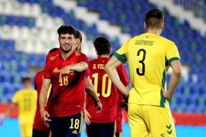 Convertir en diversión la obligación de jugar un partido que cambió su identidad tras el positivo de Sergio Busquets, fue el mérito de una selección española sub-21 que por un día se disfrazó de la absoluta y respondió con grandeza, goleando 4-0 a Lituania, exhibiendo jóvenes valores. (EFE)
