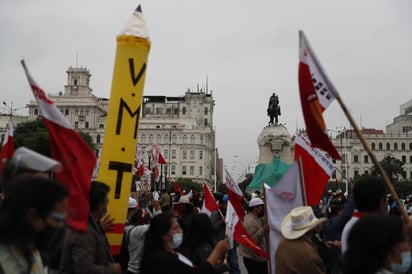 09/06/2021.- Simpatizantes de Pedro Castillo marchan hoy, por los alrededores de la Plaza San Martín, cerca al jurado nacional de las elecciones, en Lima (Perú). La tensión creció aún más este miércoles en Perú ante la ajustada definición de las elecciones presidenciales, con Pedro Castillo, quien según sus cuentas ya es el ganador, y con Keiko Fujimori enfocada en intentar demostrar un supuesto 'fraude sistemático' y anular así miles de votos de su rival. EFE/ Paolo Aguilar