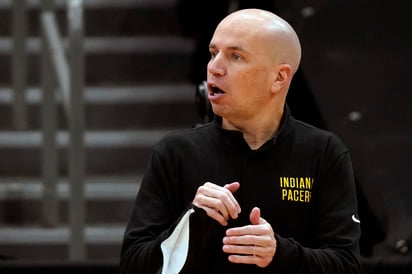 Foto del 16 de mayo del 2016, el coach de los Pacers de Indiana Nate Bjorkgren en el encuentro ante los Raptors de Toronto. El miércoles 9 de junio del 2021, los Pacers despiden a Bjorkgren tras una primera temporada desastrosa. (AP Photo/Chris O'Meara, File)