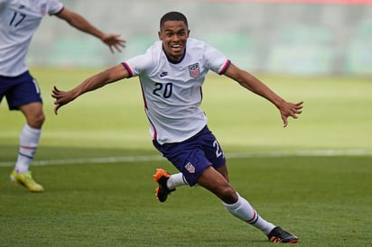 Reggie Cannon, de la selección de Estados Unidos, festeja luego de anotar ante Costa Rica en un encuentro amistoso realizado el miércoles 9 de junio de 2021 (AP Foto/Rick Bowmer)