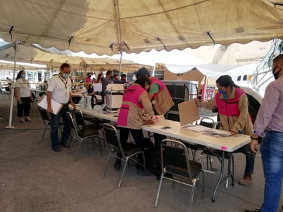 El recuento voto por voto de los 280 paquetes se realizó en plena calle para atender las medidas preventivas contra el COVID-19.