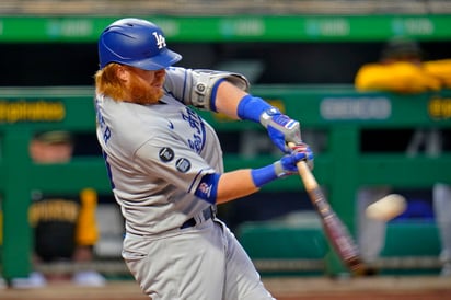 Justin Turner conectó dos cuadrangulares en el triunfo de los Dodgers 2-1 sobre los Piratas de Pittsburgh. (AP)