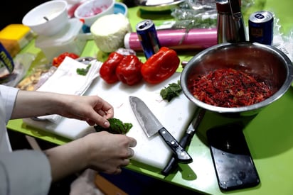 La jornada laboral promedio en una cocina profesional, ya sea restaurante u hotel es de 10 horas. (ARCHIVO)