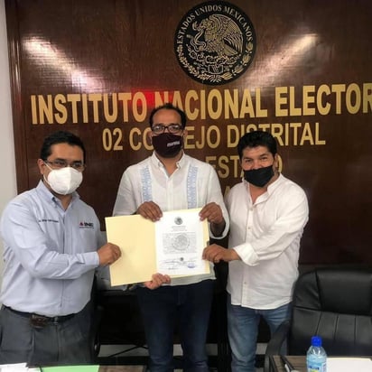 Fue Salvador Ovalle Hernández, consejero presidente del Distrito 02 del Instituto Nacional Electoral (INE), quien hizo entrega en las instalaciones de la Junta en Gómez Palacio.
(EL SIGLO DE TORREÓN)