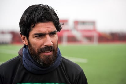 El delantero uruguayo Sebastián 'Loco' Abreu se retira a los 44 años del fútbol profesional con la disputa, este viernes, de su último partido con el Sud América en la quinta fecha del Torneo Apertura local, según informó la radio Sport 890. (ARCHIVO)
