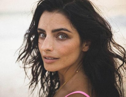 Este jueves, Aislinn Derbez cautivó a sus fans de redes sociales con una fotografía luciendo su figura en bikini negro desde una piscina con cascada.  (Especial) 