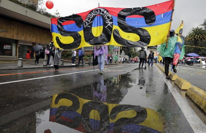 La Comisión Interamericana de Derechos Humanos (CIDH) cumplió el jueves su último día de visita oficial en Colombia, donde verificó las denuncias de abuso policial, violencia de género y desapariciones en el marco de las protestas que iniciaron el 28 de abril contra las reformas del gobierno, la desigualdad y el desempleo y se convirtieron en un estallido social que ha dejado decenas de muertos y más de 2,300 heridos. (ARCHIVO)