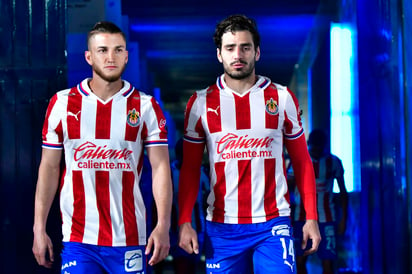 Chivas apunta al proyecto 70-30 con fuerza, llevando a muchos jóvenes a la pretemporada que realizan en Barra de Navidad, en donde algunos elementos ya no fueron tomados en cuenta porque tienen que cambiar de aires, para darle paso a prospectos propios de la cantera rojiblanca. (JAM MEDIA) 
