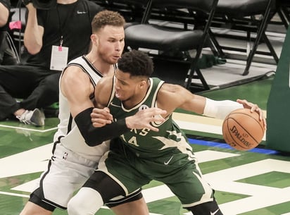 Giannis Antetokounmpo y el equipo de Milwaukee necesitaban con urgencia una victoria que les permitiera meterse en la serie. (EFE)
