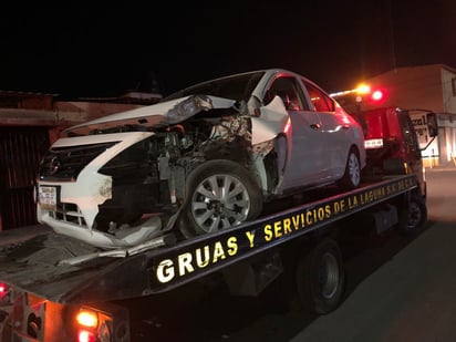 El Nissan Versa quedó sobre el camellón de la avenida Paseo Central la madrugada de ayer. (EL SIGLO DE TORREÓN)