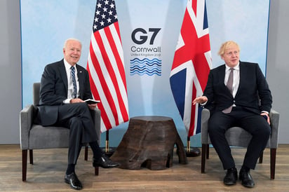 Biden (i), que mantuvo su primera reunión bilateral con Boris Johnson (d), ve al mundo en un 'punto de inflexión'. (AP) 