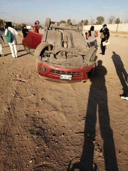 Volcadura. Dos menores lesionados dejó la volcadura de un vehículo registrado la mañana del jueves en Gómez Palacio. (EL SIGLO DE TORREÓN)