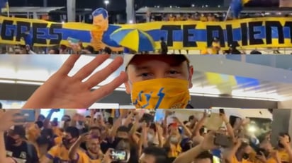 Con un gran grupo de aficionados de los Tigres de la UANL, reporteros y fotógrafos de la prensa que buscaban sus primeras palabras, fue recibido Florian Thauvin en la ciudad de Monterrey. (ESPECIAL)