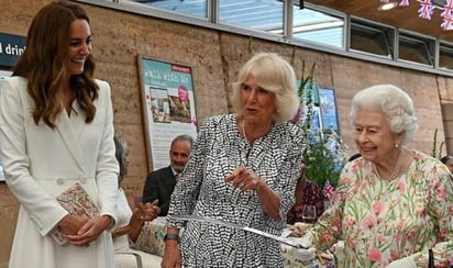 La reina Isabel II celebró este sábado su cumpleaños 'oficial' con una ceremonia militar reducida pero vistosa en el castillo de Windsor, su residencia a las afueras de Londres, debido a las restricciones por la pandemia. (ESPECIAL) 