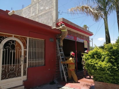 La tarde del sábado elementos de prevención, auxilio y rescate de Gómez Palacio se trasladaron hasta un establecimiento comercial ubicado sobre la calle Centenario, luego que se reportara un incendio en el lugar.
