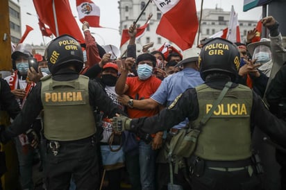 Las protestas se presentaron en la capital peruana, entre llamados a la calma y sin un resultado oficial de las presidenciales. (EFE) 