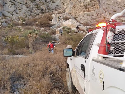 Se detalló que los topógrafos estaban tirando unas líneas, y al intentar descender del cerro quedaron varados al encontrarse con una pared vertical y lisa. (EL SIGLO DE TORREÓN)
