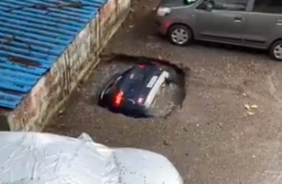 El auto quedó completamente sumergido en el sumidero (CAPTURA)