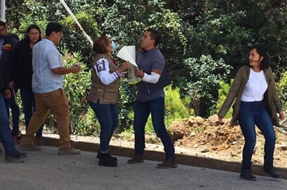 Durante la supervisión de trabajos de construcción de la carretera Mitla-Tehuantepec, Carlos Reyes interrumpió el discurso del presidente Andrés Manuel López Obrador para denunciar que una empresa del Tren Transístmico les adeuda salarios de nueve meses que ascienden a más un millón de pesos.
(ESPECIAL)