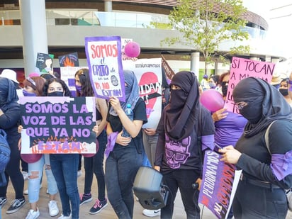 Ataviadas la mayoría de color negro y otras de color morado, y con carteles en mano con leyendas como 'A esta sociedad le indigna más una mujer libre que asesinada', 'somo la voz de las que ya no están'.
(VERÓNICA RIVERA)