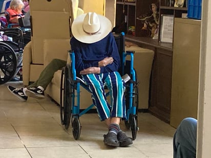 Para muchos abuelitos el sueño de estar tranquilamente en su hogar, disfrutar de sus nietos y dejarse consentir con un rica comida no se cumplió, pues por diversas situaciones terminaron en el abandono, algunos sobreviviendo de la caridad de sus vecinos, otros en medio de la soledad. (ISABEL AMPUDIA)