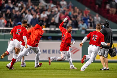 El tercera base dominicano de los Medias Rojas, Rafael Devers, resultó ser el héroe del duelo del lunes ante la novena de Toronto. (TWITTER)