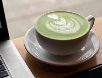 El té matcha ofrece alto contenido de antioxidantes. (ESPECIAL)