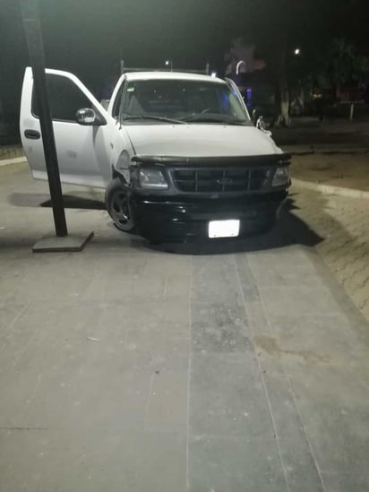 El hombre viajaba a bordo de una camioneta F-150 de color blanco al momento de los hechos. (EL SIGLO DE TORREÓN)