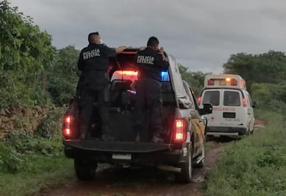 Un menor de edad recibió una descarga eléctrica en su domicilio ubicado en la colonia San Joaquín, luego de caerle un rayo. El fatal accidente ocurrió cuando Kevin A.P. C, de 14 años de edad, se encontraba en su domicilio preparando la comida para su perro, tras llegar de trabajar con su papá. (ESPECIAL) 