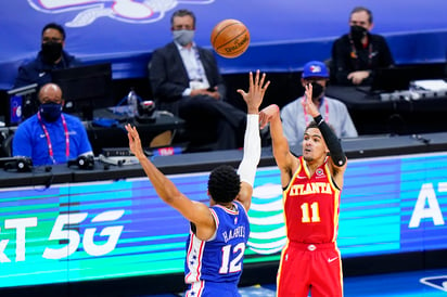 Trae Young metió 39 puntos y dio siete asistencias, en la victoria de Atlanta 109-106 sobre Filadelfia. (AP)