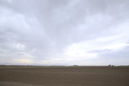 No descartan bombardear nubes para tener lluvia en Durango.