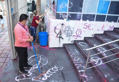 Las mujeres realizaron pintas y colocaron carteles en el Palacio de Justicia para exigir la reclasifición del delito que enfrenta.