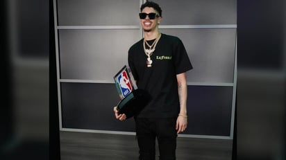 La versatilidad de LaMelo Ball como pasador, anotador y rebotador le valió al base de los Hornets de Charlotte LaMelo Ball el nombramiento a Novato del Año el miércoles, a pesar de que se perdió 21 encuentros con una fractura de muñeca. (ESPECIAL)