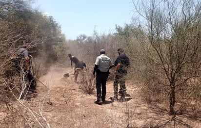 El cuerpo de un hombre semienterrado en una fosa clandestina en la comunidad de Vícam, en el municipio mexicano de Guaymas fue hallado este jueves y su ropas coinciden con las del líder de la tribu yaqui, Tomás Rojo Valencia, de 54 años, reportado como desaparecido desde el 27 de mayo. (EFE)