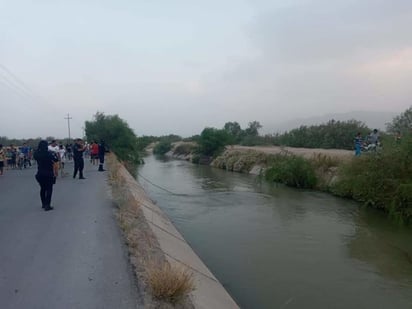 Elementos del Cuerpo de Bomberos de Gómez Palacio rescatan el cuerpo de un hombre que localizaron flotando en el canal de riego que pasa a la altura del ejido La Torreña. (EL SIGLO DE TORREÓN)