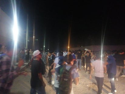 Previo la suspensión del evento, los asistentes que se estima eran alrededor de 450 se encontraban aglomerados, consumiendo bebidas alcohólicas y bailando. (EL SIGLO DE TORREÓN)