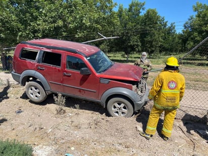 Motociclista de 22 años y su acompañante, resultaron lesionados al chocar contra una camioneta la tarde del viernes sobre la carretera Gómez Palacio-Gregorio García. (EL SIGLO DE TORREÓN)