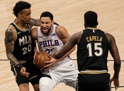 Los 76'ers de Filadelfia vencieron a domicilio 104-99 a los Halcones para forzar un séptimo juego. (EFE)