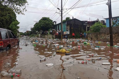 De ese total, 300 viviendas fueron parcialmente dañadas por agua y lodo en Juchitán de Zaragoza, mientras que hay aproximadamente mil 300 damnificados en las secciones quinta, séptima y novena.
(EFE)