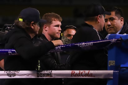 Saúl Álvarez llegó al Estadio Jalisco, lugar que esta noche recibe el combate entre Julio César Chávez y Héctor 'Macho' Camacho Jr.
