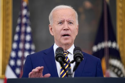 Biden corre el riesgo de no cumplir que el 70 % de los estadounidenses estén parcialmente vacunados para el 4 de julio. (ARCHIVO) 