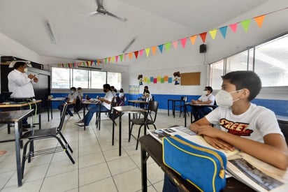 Se cuenta con protocolos específicos al interior de las escuelas para evitar brotes, y cuando se registran casos positivos se activan otros protocolos para evitar que haya propagación del virus. (ARCHIVO)